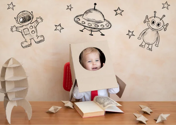 Onnellinen Lapsi Esittää Astronauttia Hauska Poika Leikkimässä Kotona Unelma Mielikuvitus — kuvapankkivalokuva