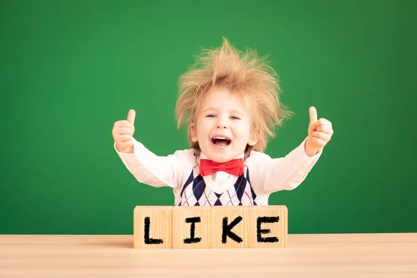 Świetny Pomysł Zabawna Uczennica Klasy Szczęśliwy Dzieciak Przeciwko Zielonej Tablicy — Zdjęcie stockowe