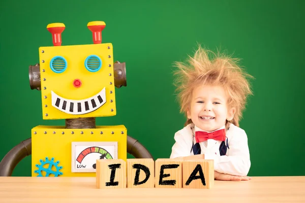 Strahlende Idee Lustige Kinderstudentin Mit Spielzeugroboter Glückliches Kind Gegen Grüne — Stockfoto