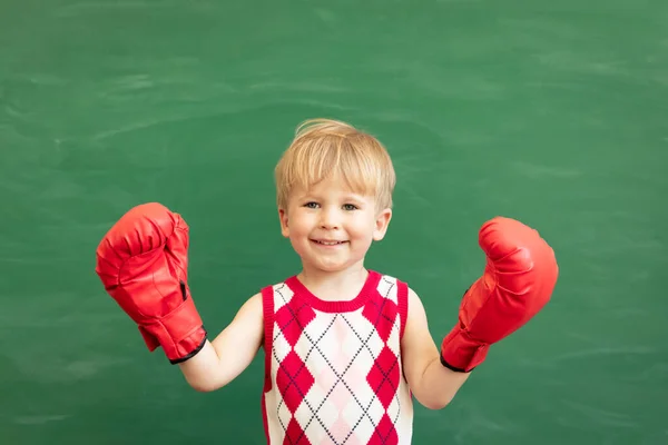 クラスで赤いボクシンググローブを身に着けている面白い子供の学生 緑の黒板に対して幸せな子供 体育の概念 学校に戻る — ストック写真