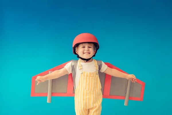 Щаслива Дитина Грає Іграшковими Паперовими Крилами Синьому Фоні Малюк Розважається — стокове фото