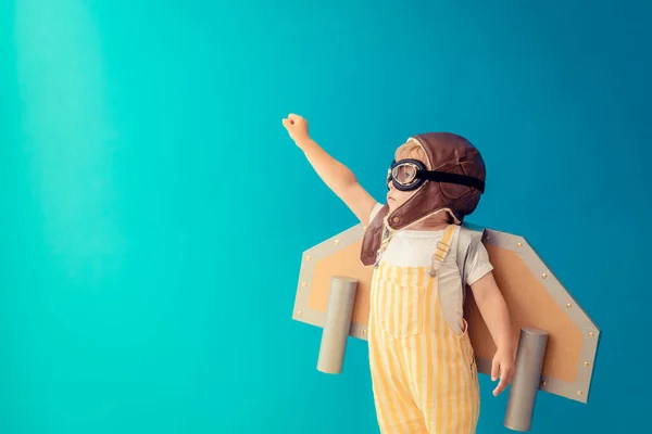 Niño Feliz Jugando Con Alas Papel Juguete Sobre Fondo Azul — Foto de Stock