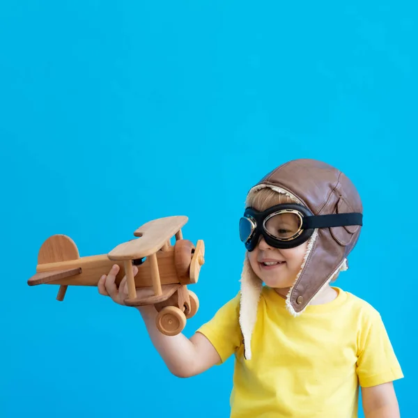 Criança Feliz Brincando Com Avião Madeira Vintage Miúdo Divertir Contra — Fotografia de Stock