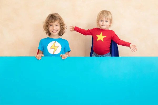 Crianças Super Heróis Segurando Banner Azul Branco Miúdos Engraçados Brincar — Fotografia de Stock