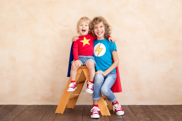 Superhéros Enfants Jouant Maison Super Héros Enfants Amuser Intérieur Rêve — Photo