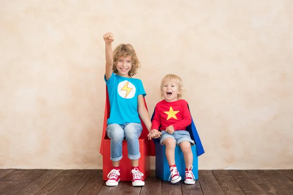 Діти Супергероїв Грають Вдома Супергерої Діти Розважаються Приміщенні Дитяча Мрія — стокове фото