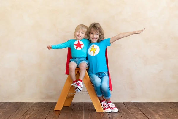 Superhéroes Niños Jugando Casa Super Héroes Niños Divirtiéndose Interiores Sueño —  Fotos de Stock