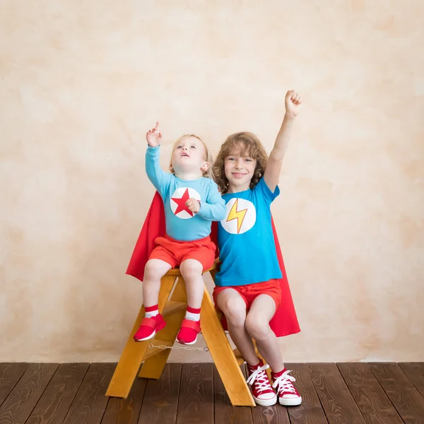 Superhéroes Niños Jugando Casa Super Héroes Niños Divirtiéndose Interiores Sueño —  Fotos de Stock