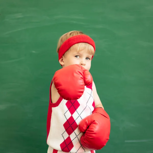 Drôle Enfant Étudiant Portant Des Gants Boxe Rouges Classe Joyeux — Photo
