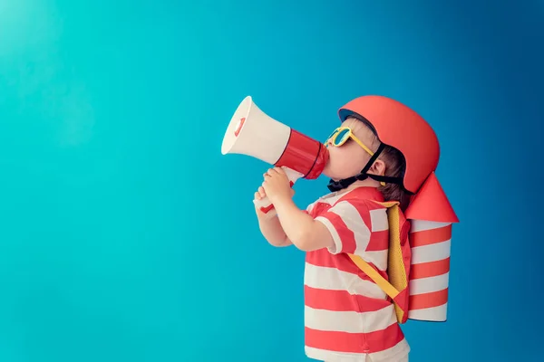 Glad Barn Leker Med Leksakspapper Raket Mot Blå Bakgrund Grabben — Stockfoto