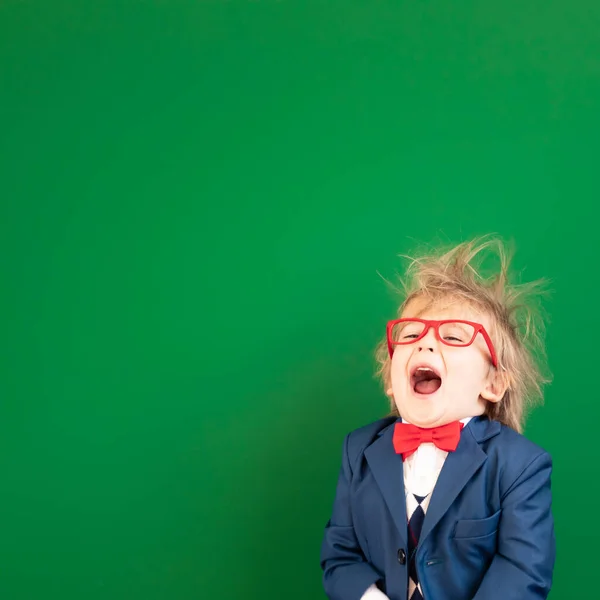 Яскрава Ідея Забавна Дитина Уроках Щаслива Дитина Проти Зеленої Дошки — стокове фото