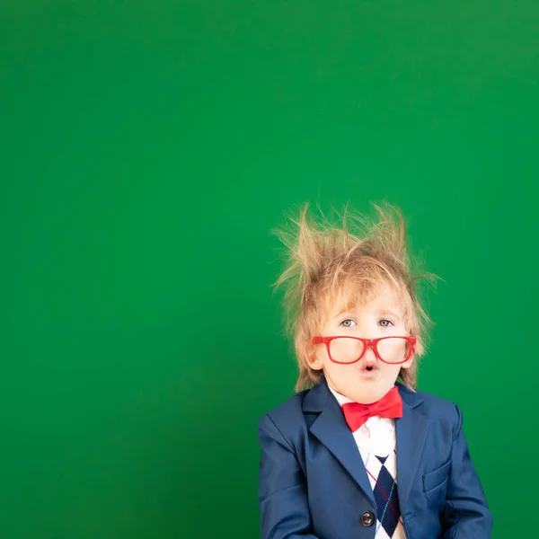 Strahlende Idee Lustiger Schüler Unterricht Überraschtes Kind Gegen Grüne Tafel — Stockfoto