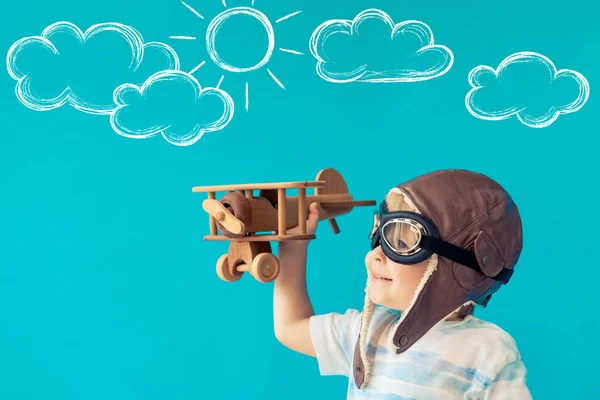 Niño Feliz Jugando Con Avión Madera Vintage Chico Divirtiéndose Contra — Foto de Stock