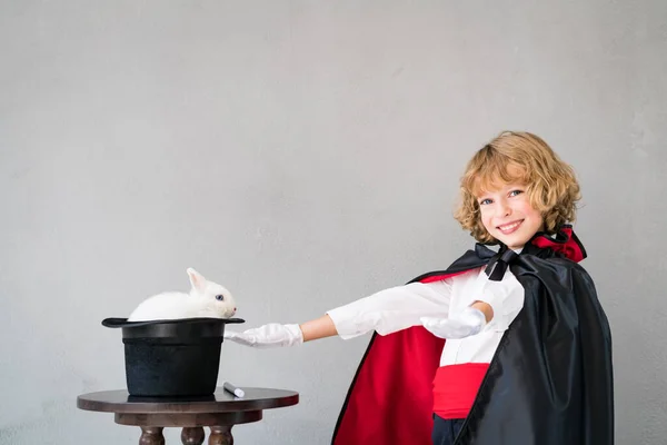 带着可爱兔子的儿童魔术师 快乐的孩子在家里玩 想象力和魔术概念 — 图库照片