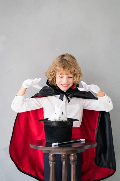 Dětský Kouzelník Roztomilým Králíkem Šťastné Dítě Hraje Doma Myšlenkový Magický — Stock fotografie