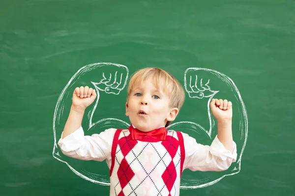 Lustiger Schüler Unterricht Glückliches Kind Gegen Grüne Tafel Sportunterrichtskonzept Zurück — Stockfoto