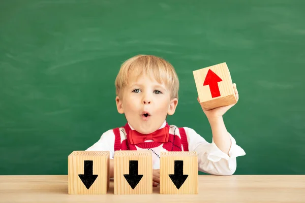 Escolha Certa Estudante Infantil Surpreso Aula Miúdo Feliz Contra Quadro — Fotografia de Stock