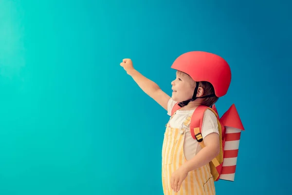 Счастливый Ребенок Играет Игрушечной Бумажной Ракетой Голубом Фоне Ребенок Веселится — стоковое фото