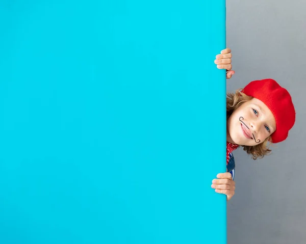 Criança Artista Segurando Banner Branco Miúdo Feliz Finge Ser Pintor — Fotografia de Stock