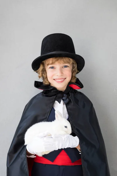 귀여운 토끼를 데리고 다니는 어린이 마술사 집에서 한아이 상상과 마술이라는 — 스톡 사진