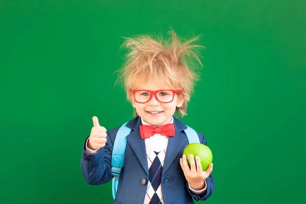 Świetny Pomysł Zabawny Uczeń Jabłkiem Klasie Szczęśliwy Dzieciak Pokazuje Kciuk — Zdjęcie stockowe