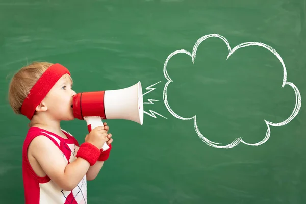 Grappig Kind Student Spreekt Door Megafoon Klas Vrolijk Kind Schreeuwt — Stockfoto