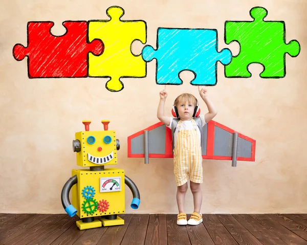 Glückliches Kind Mit Pappflügeln Lustiges Kind Das Mit Handgefertigten Robotern — Stockfoto