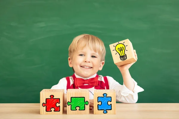 Buena Idea Estudiante Infantil Divertido Clase Niño Feliz Contra Pizarra —  Fotos de Stock