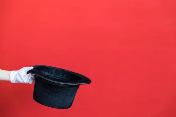 Πρόσωπο Που Κρατά Μαγικό Καπέλο Στο Χέρι Κόκκινο Φόντο — Φωτογραφία Αρχείου