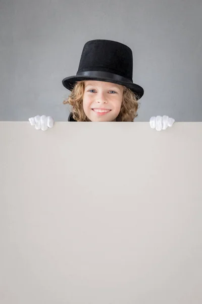 Criança Mágica Escondida Atrás Banner Branco Criança Feliz Segurando Fundo — Fotografia de Stock