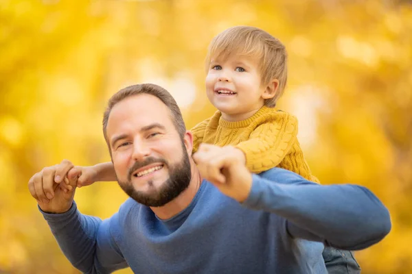 Família Feliz Divertindo Livre Parque Outono Pai Filho Contra Amarelo — Fotografia de Stock