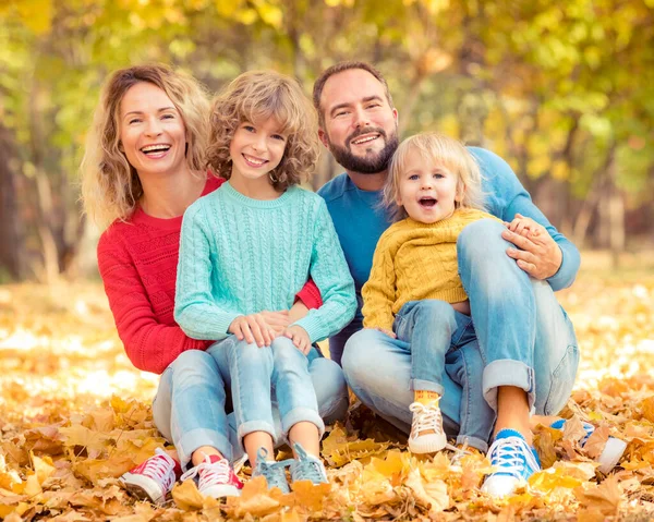 Famiglia Felice Divertirsi All Aperto Nel Parco Autunnale Bambini Genitori — Foto Stock