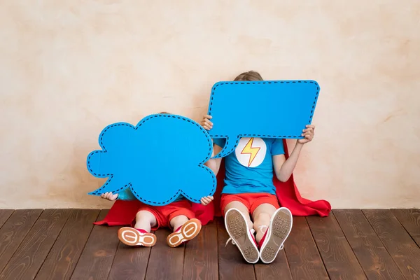 Superhelden Kinderen Die Spraakbubbels Leeg Houden Kinderen Hebben Plezier Thuis — Stockfoto