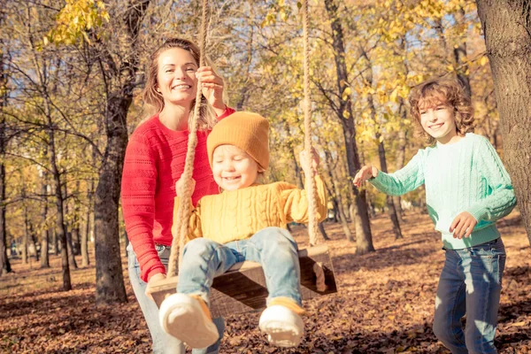 Família Feliz Divertindo Livre Parque Outono Mãe Filhos Contra Amarelo — Fotografia de Stock