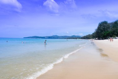 Güneşli gökyüzü ile tropikal plaj deniz manzara. Yaz cennet bea