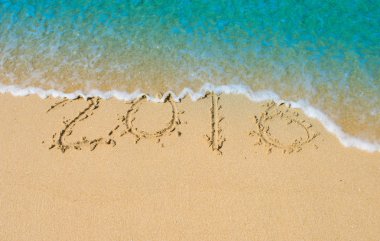 2016 yumuşak kum plajındaki mavi okyanus dalgası. Arka plan. Şartlarını