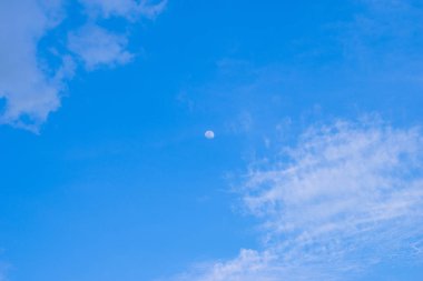 Gündüz gökyüzünde ay