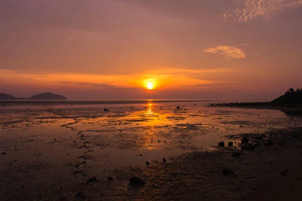 Landscape of paradise tropical island beach, sunrise shot — Stock Photo, Image