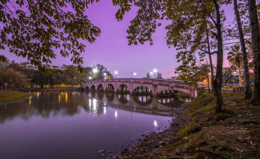 Geceleri nehrin üzerindeki köprü çok güzeldir.