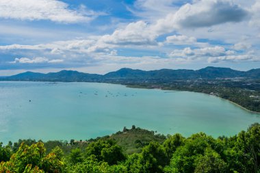 Phuket kıyı şeridi bakış açısıyla Mount Bromo, bulutlar