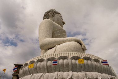 Turuncu arka planda büyük Buda 