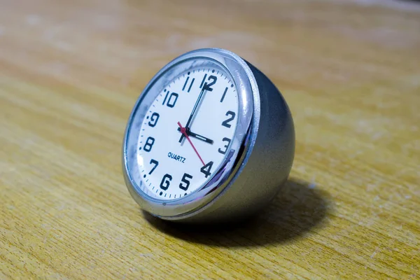 Belle horloge de bureau pour l'arrière-plan et l'objet — Photo