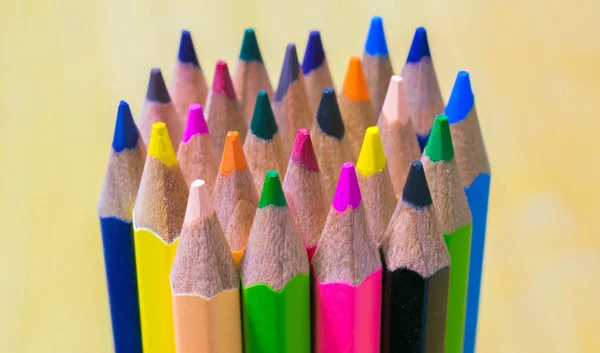 Primo piano di matite colorate su vecchia tavola di legno — Foto Stock