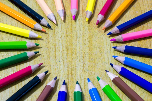 Eski ahşap tabl üzerinde renkli kalemler yakın çekim — Stok fotoğraf