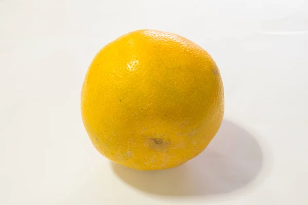 Hela och skivade orange frukter isolerad på vit. — Stockfoto