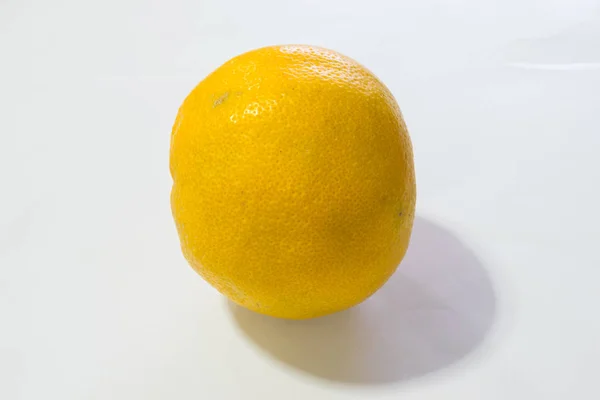 Frutas de laranja inteiras e fatiadas, isoladas a branco . — Fotografia de Stock