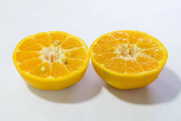 Frutas de laranja inteiras e fatiadas, isoladas a branco . — Fotografia de Stock