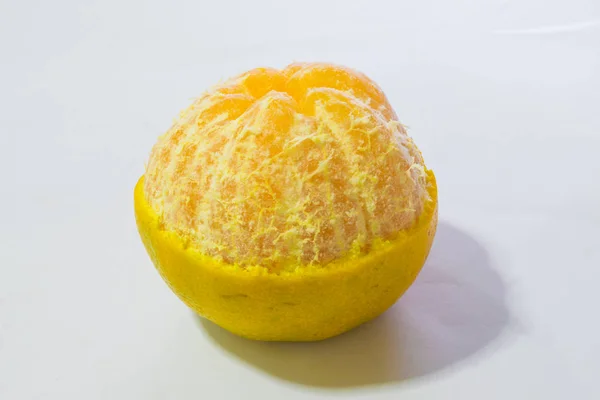Frutas de laranja inteiras e fatiadas, isoladas a branco . — Fotografia de Stock