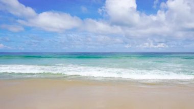 Phuket plaj denizi, yaz aylarında deniz manzarası. Karon Sahili, Phuket, Tayland 'da. 4K UHD, Video Klibi.