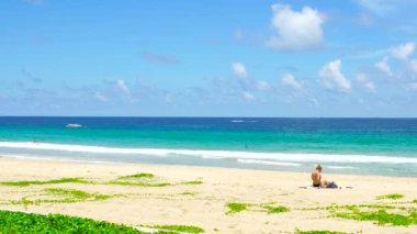 Phuket plaj denizi, yaz aylarında deniz manzarası. Karon Sahili, Phuket, Tayland 'da. 4K UHD, Video Klibi.